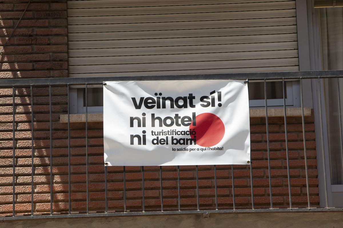Balcón con un cartel en contra del macro-hotel de la Saïdia.