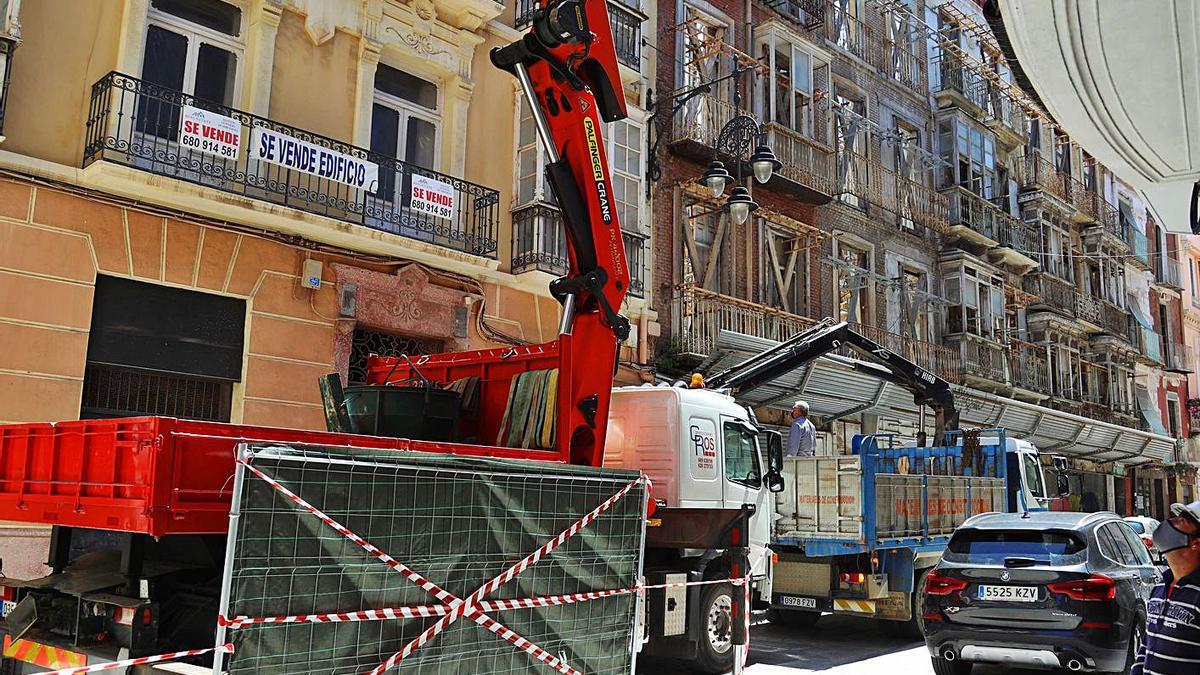 Obras, persianas bajadas y locales en venta en la calle del Aire. | ÁGUEDA PÉREZ