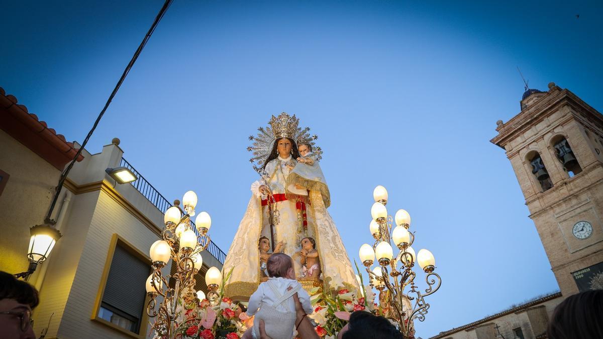 Un padre muestra a su hijo a la Virgen de los Desamparados.