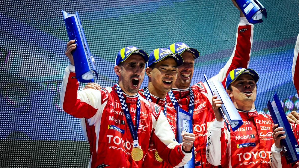 Los pilotos de Toyota celebran su éxito en Imola