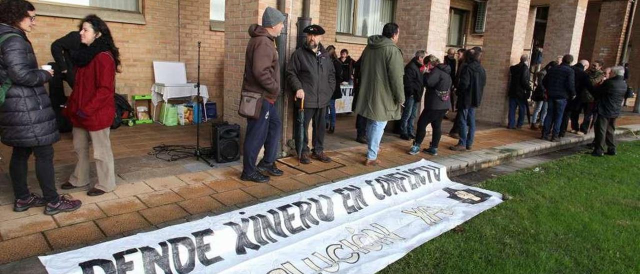 La concentración de ayer para celebrar el fin del conflicto laboral.