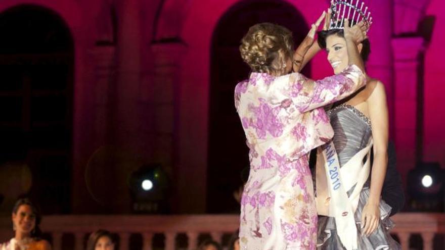 Momento en el que Paula Guilló se corona como Miss España 2010.