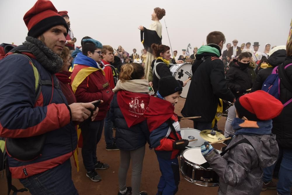 Lledoners s'omple de gegants i gegantons en una trobada inèdita