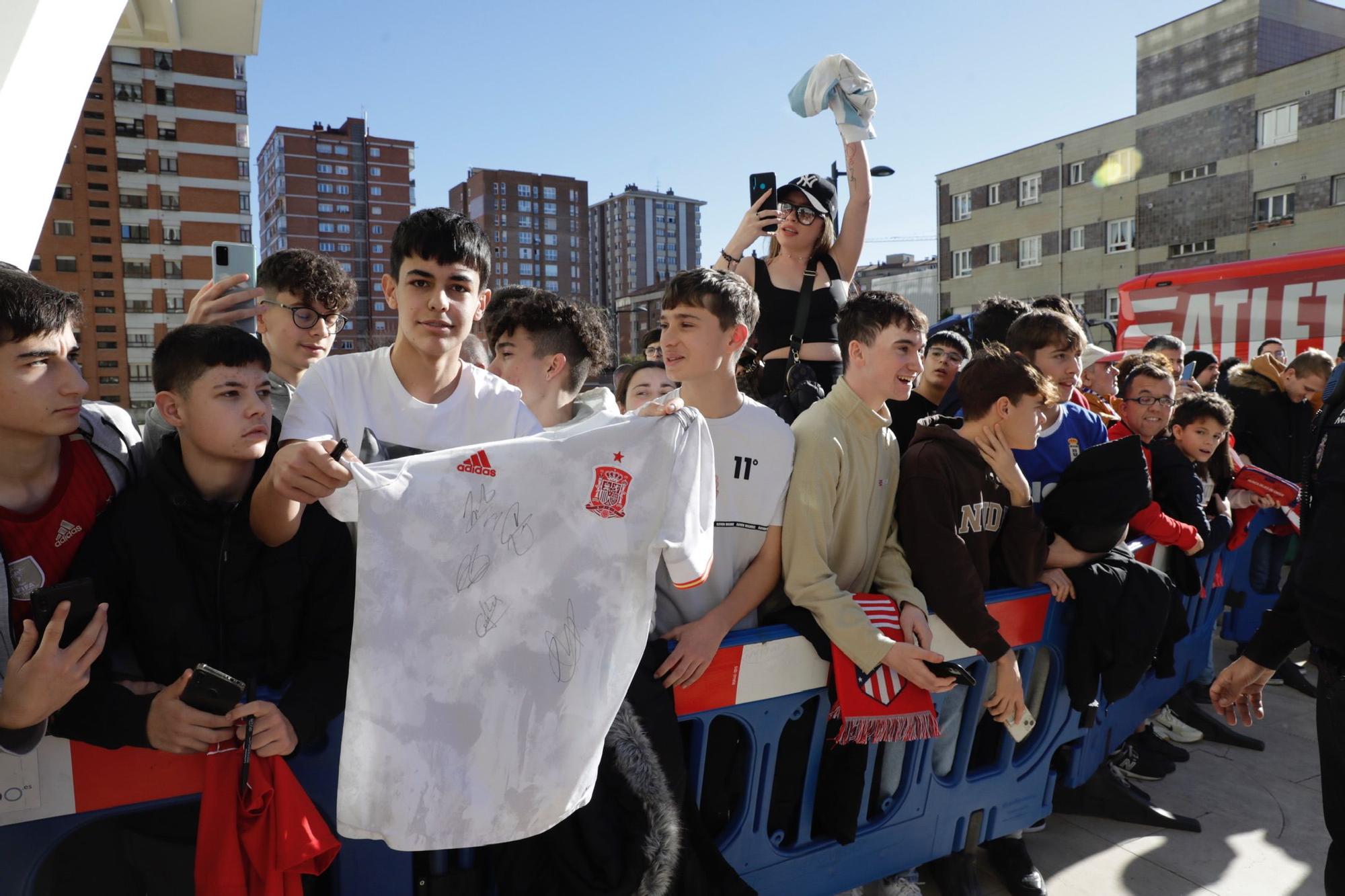 El Atlético de Madrid ya está en Oviedo: el Cholo, aclamado a su llegada por cientos de hinchas