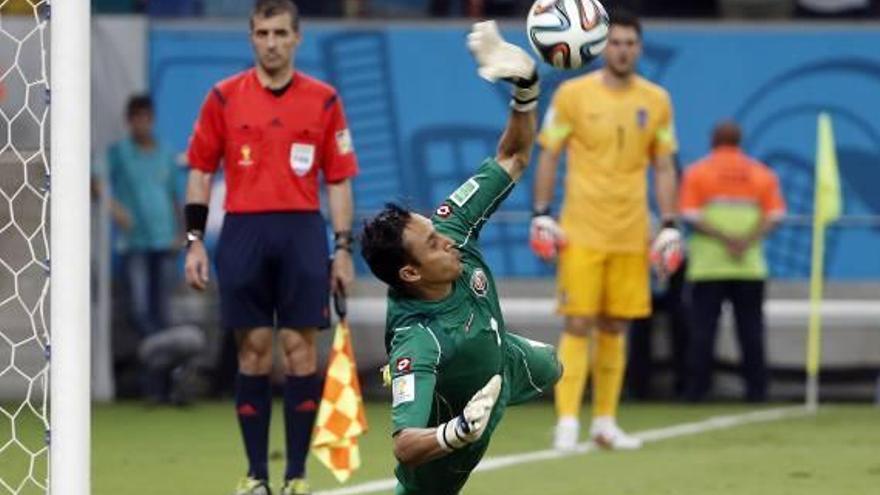 Navas efectúa una parada en el Mundial de Brasil.