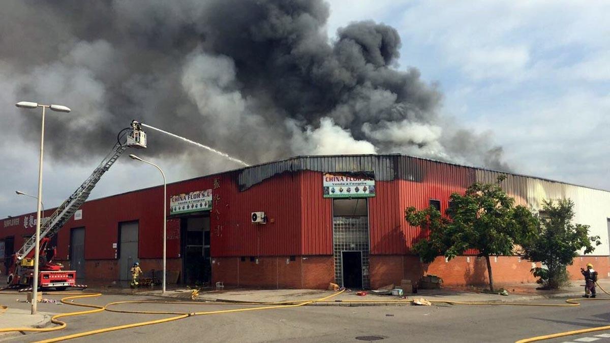 Incendio en una nave industrial en Badalona, sin heridos, pero causante de una gran humareda.