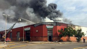 Incendi en una nau industrial a Badalona, sense ferits, però que ha causat una gran fumera.