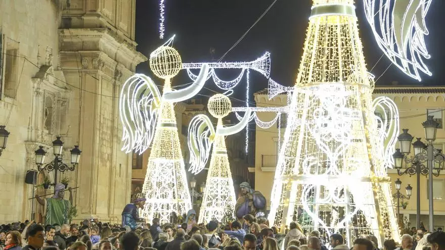 Elche alumbra la Navidad con un homenaje a las víctimas de la DANA