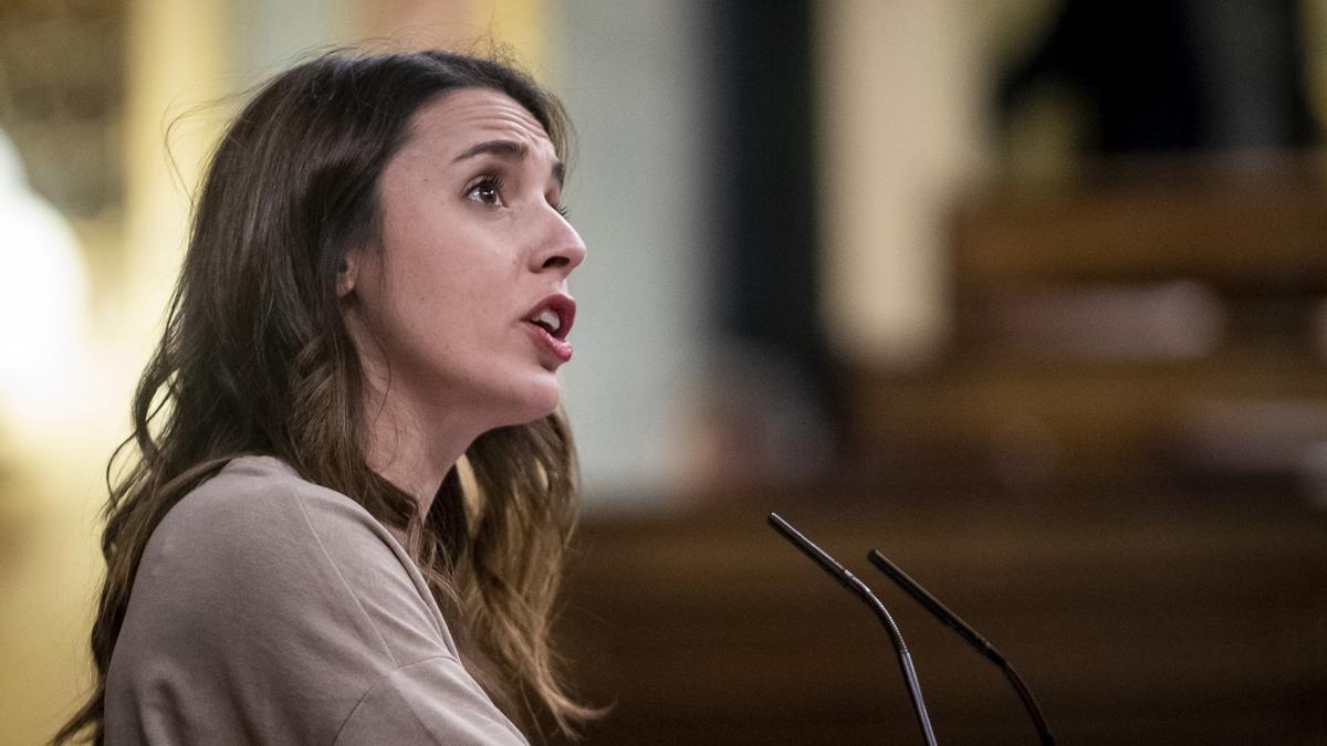 La ministra de Igualdad, Irene Montero, interviene durante una sesión plenaria, en el Congreso de los Diputados.