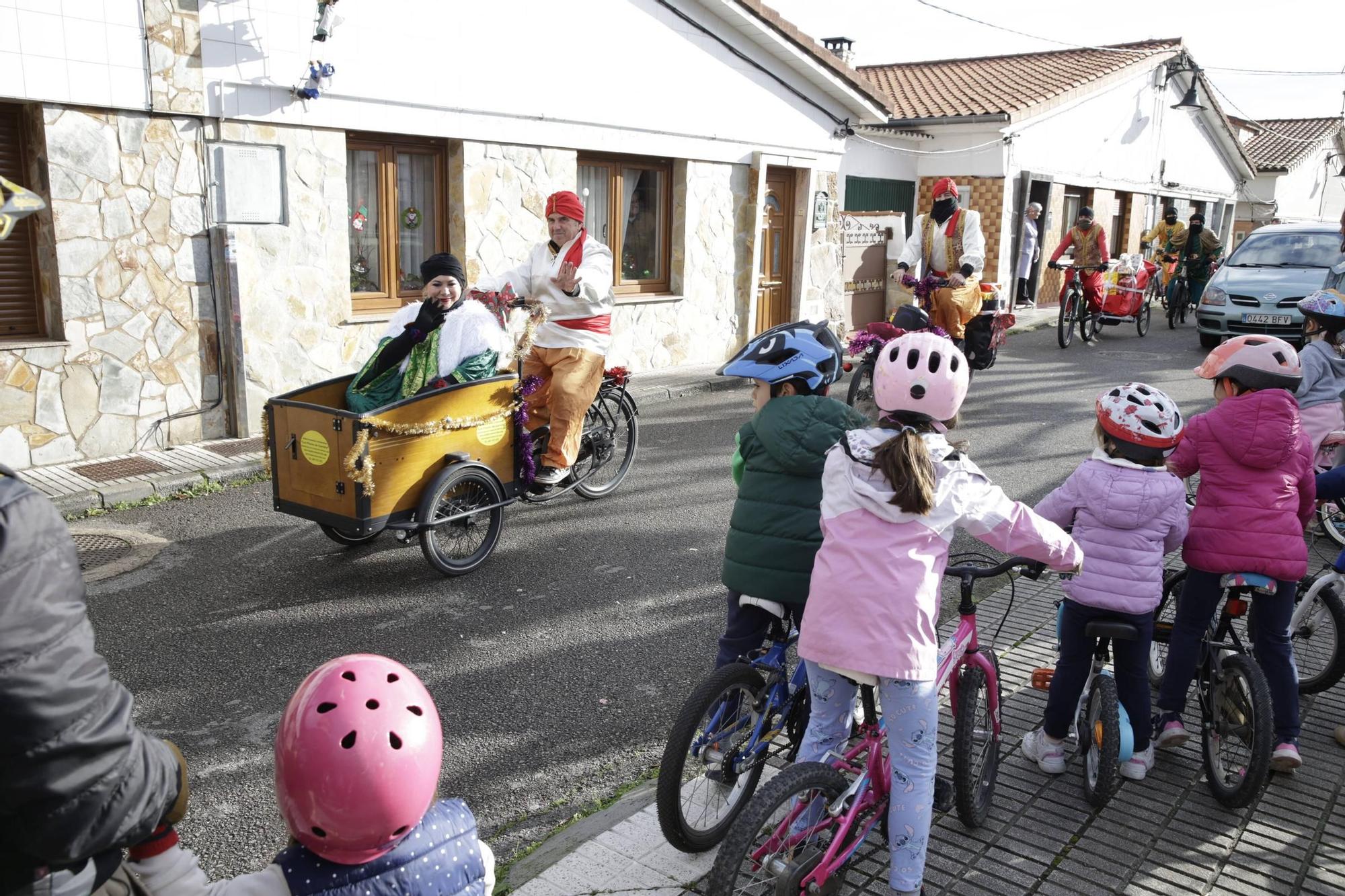 El Príncipe Aliatar dispara la ilusión en los barrios de Gijón (en imágenes)