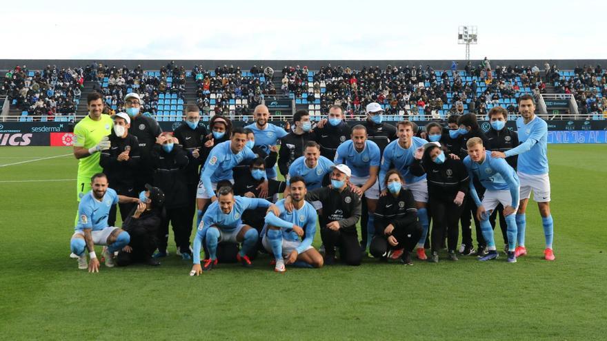 Un día gris para la presentación del equipo Genuine