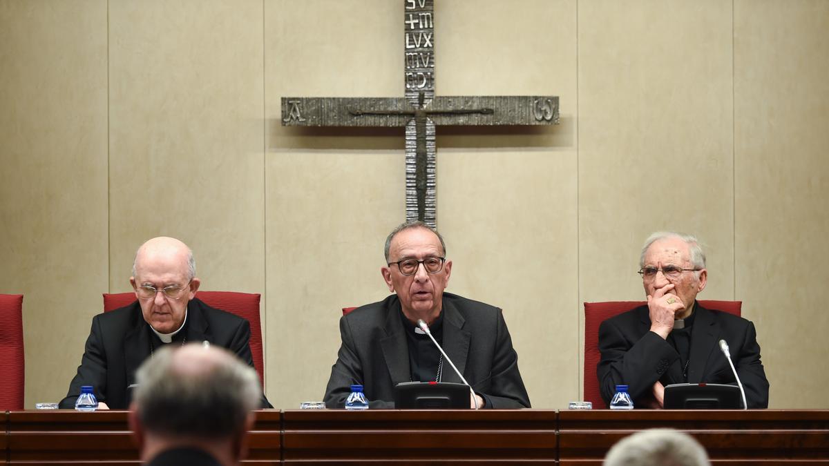 El cardenal arzobispo de Madrid, Carlos Osoro; el presidente de la Conferencia Episcopal Española, Juan José Omella Juan José Omella, y el cardenal Antonio María Rouco Varela, durante una rueda de prensa.