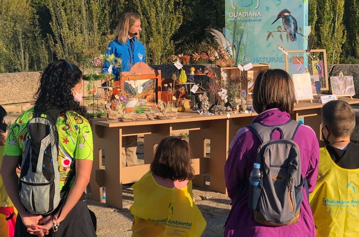 Los niños descubren la riqueza de la avifauna del río.