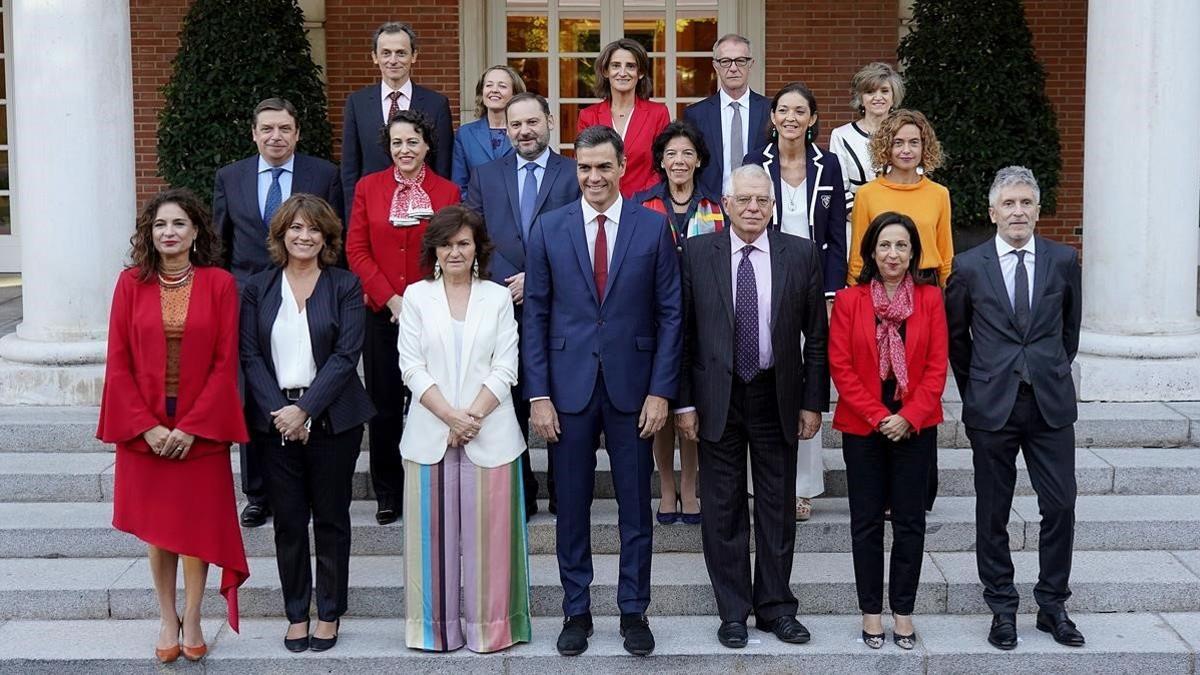 Pedro Sanchez  presidente del Gobierno  durante la foto de familia con ministros  en el Palacio de la Moncloa