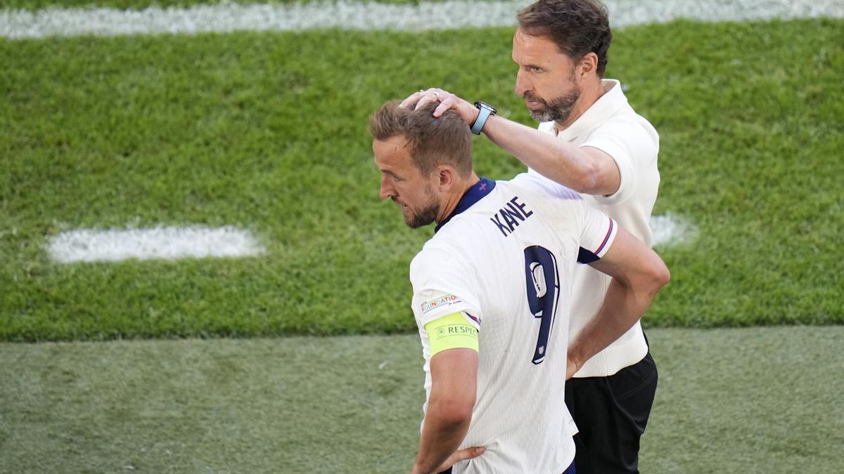 England's manager Gareth Southgate pats England's Harry Kane's head after Kane is substituted off during a quarterfinal match between England and Switzerland at the Euro 2024 soccer tournament in Duesseldorf, Germany, Saturday, July 6, 2024. (AP Photo/Hassan Ammar)