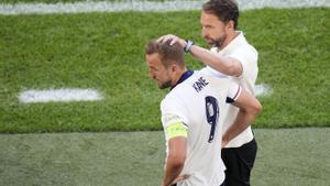Englands manager Gareth Southgate pats Englands Harry Kanes head after Kane is substituted off during a quarterfinal match between England and Switzerland at the Euro 2024 soccer tournament in Duesseldorf, Germany, Saturday, July 6, 2024. (AP Photo/Hassan Ammar)