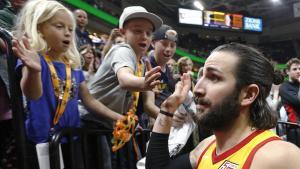 Ricky Rubio  saluda a unos pequeños aficionados tras su exhibición ante los Lakers