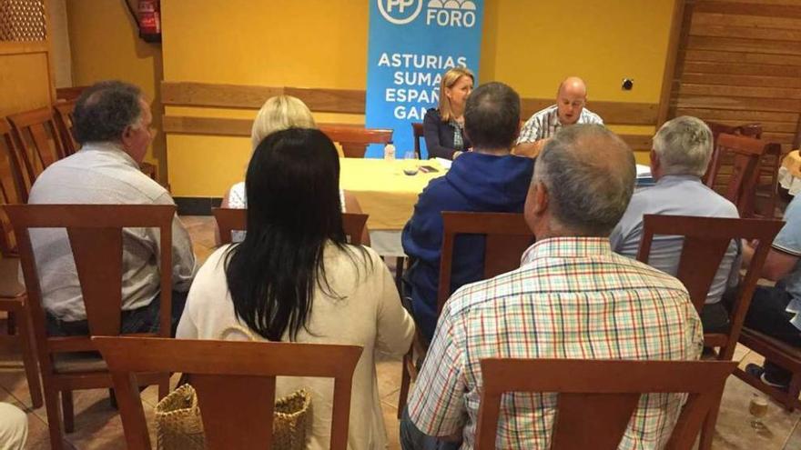 Los diputados Cristina Coto y Juan Ramón Campo, ayer, en Cangas del Narcea.