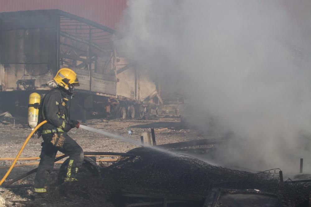 Incendio en un desguace del polígono Guadalhorce