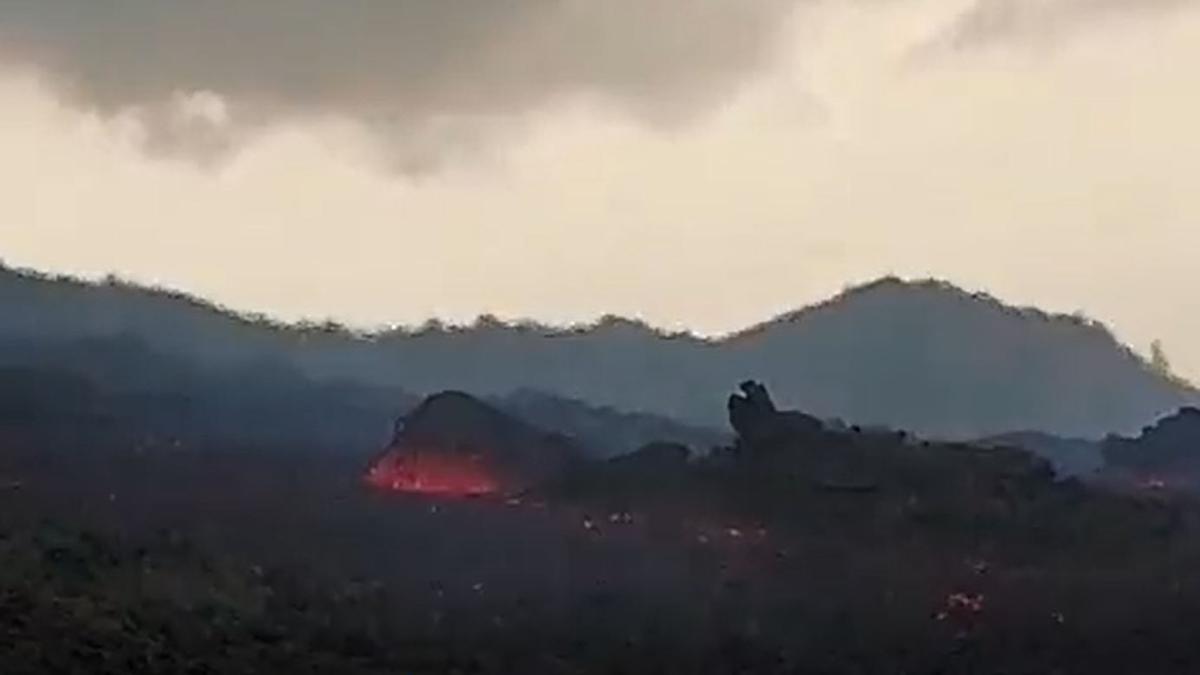 La colada del volcán de La Palma arrastra grandes bloques