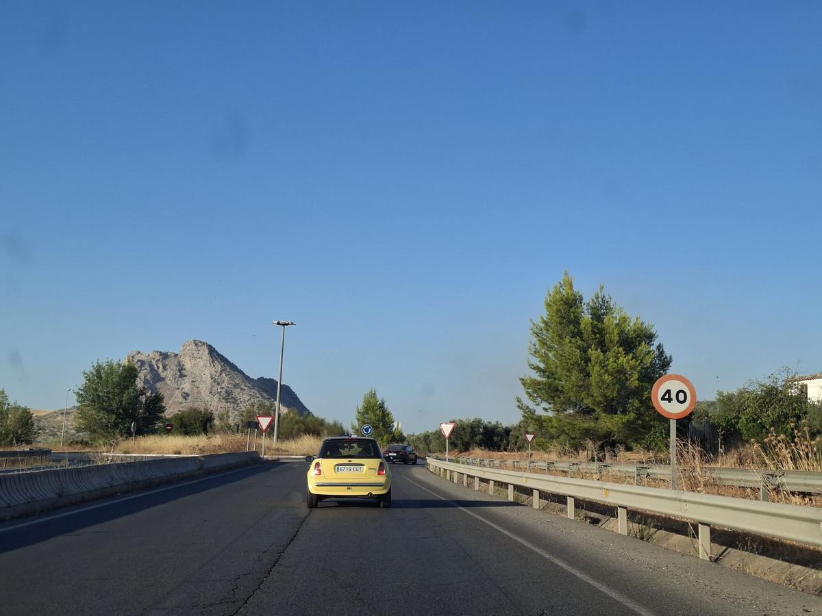 Un incendio forestal en un paraje de Antequera obliga a cortar la A-7282