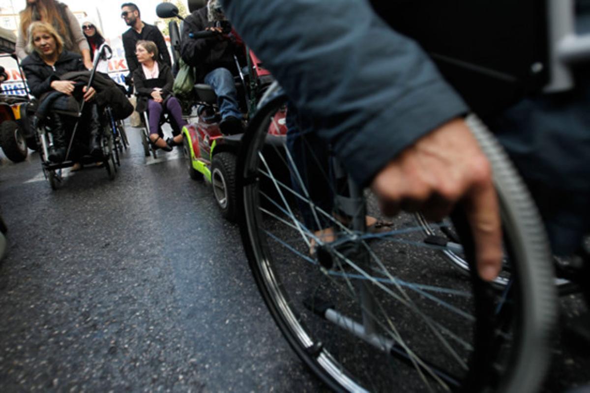 Manifestants en cadires de rodes s’uneixen a una protesta contra les noves retallades a ajudes socials per als discapacitats, a Atenes, Grècia.