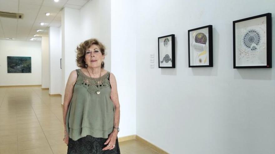 Mari Carmen Bujalance, el pasado lunes en un rincón de su exposición, en la sala Manuel Barbadillo de Aplama, junto al CAC Málaga