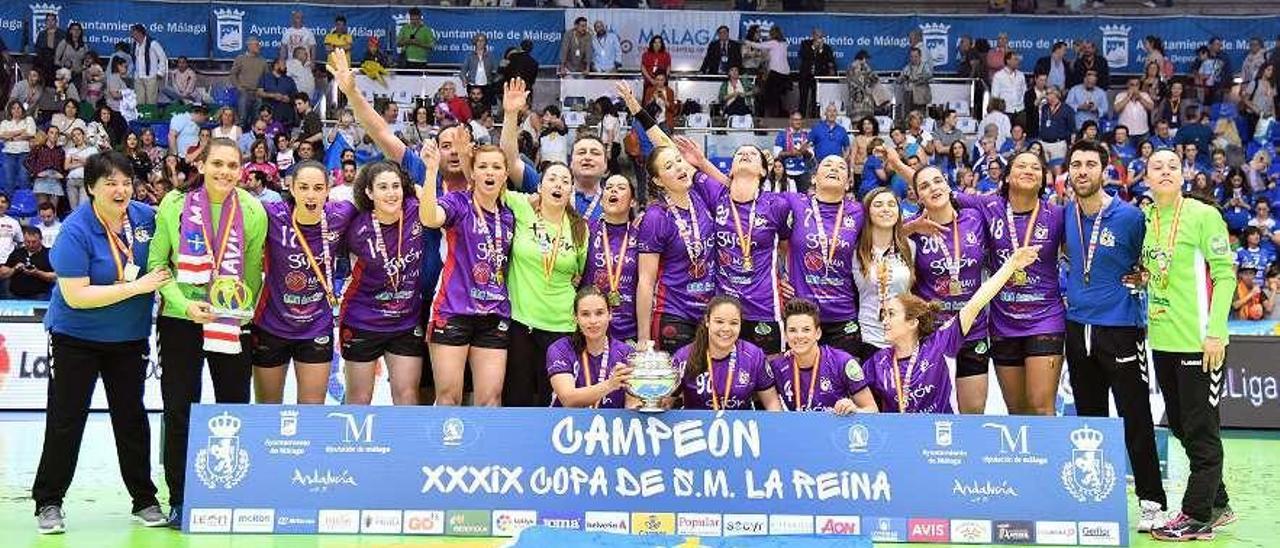 El Balonmano La Calzada, en el podio de la pasada edición de la Copa de la Reina.