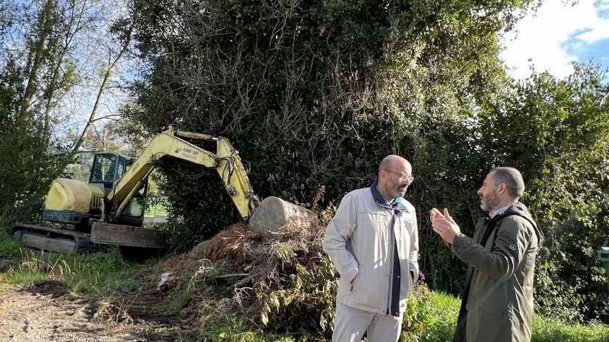 El alcalde, Ángel García, a la derecha, con José Antonio Martínez, de la empresa que presta los servicios. | A. S.