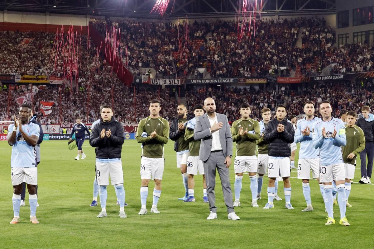 Claudio Giráldez y los jugadores del Celta agradecen el apoiyo a los aficionados celestes desplazados a Friburgo.