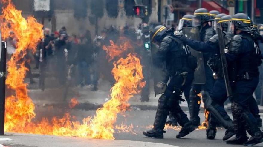 Enfrontaments entre un grup d&#039;encaputxats i la policia a París
