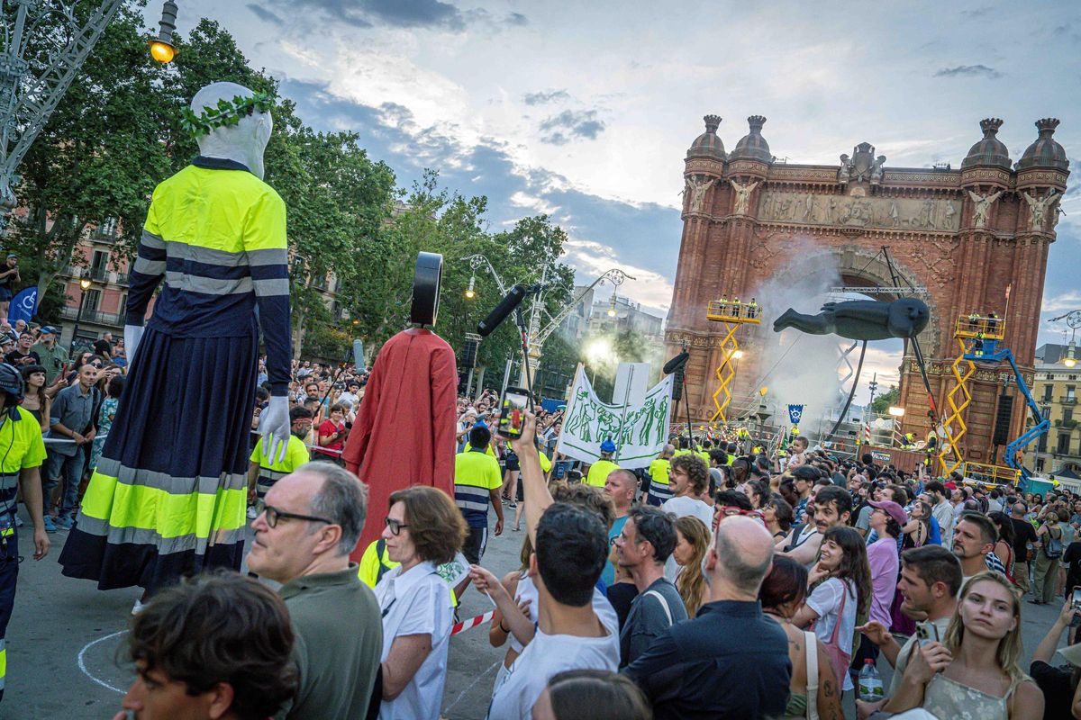 Marc Salicrú desata un espectáculo caótico con más de 300 personas en el Arc de Triomf