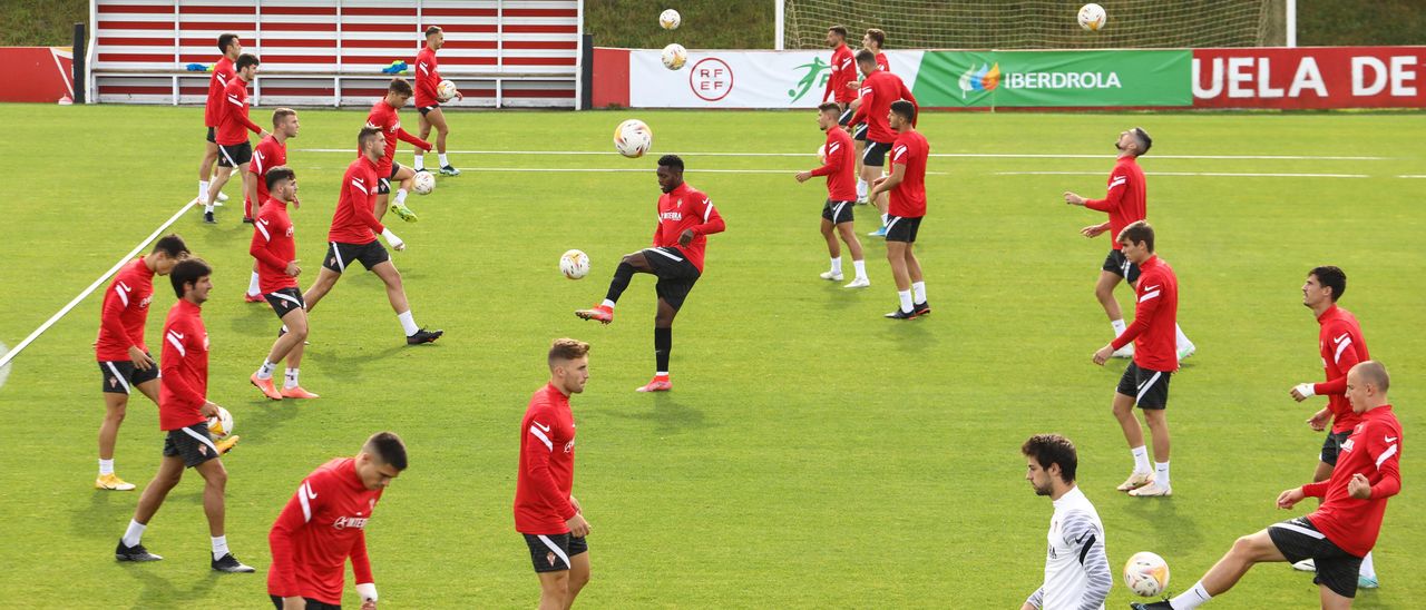 Los jugadores del Sporting, durante un entrenamiento en Mareo.