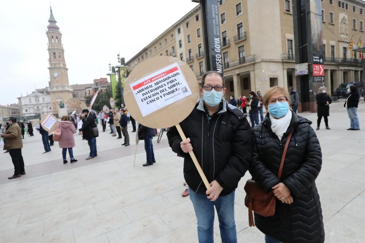 Protesta de los agentes sociales y vecinales para denunciar los recortes en Cooperación, Juventud o participación vecinal