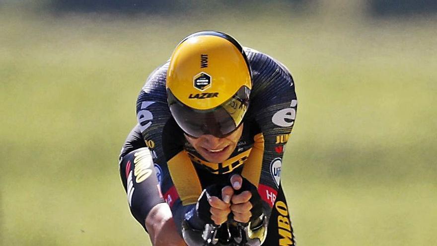 Wout van Aert, en pleno esfuerzo, durante la crono de ayer. |  // EFE