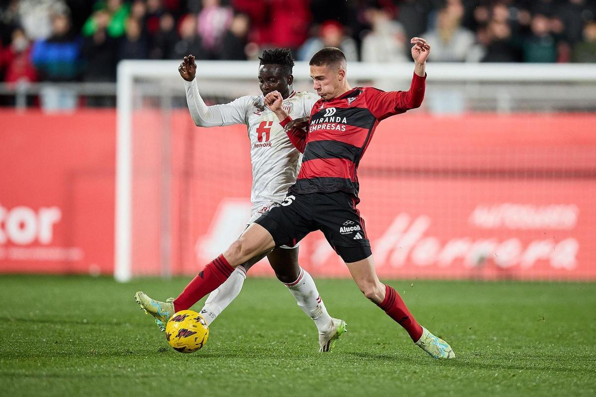 Mo Dauda disputa un balón en el duelo ante el Mirandés