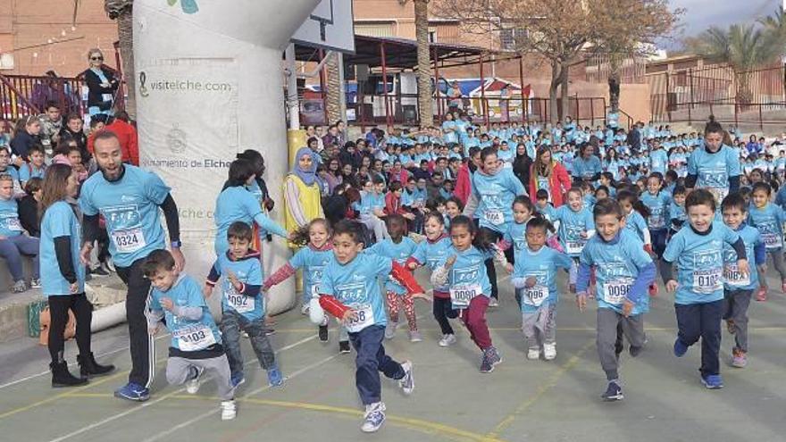 Escolares en las pruebas deportivas que se organizaron ayer en el colegio Ausiàs March.