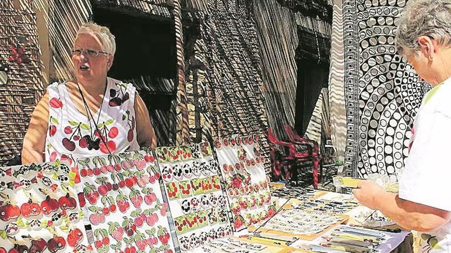 Además del alimento, los estands ofrecen artículos de todo tipo.