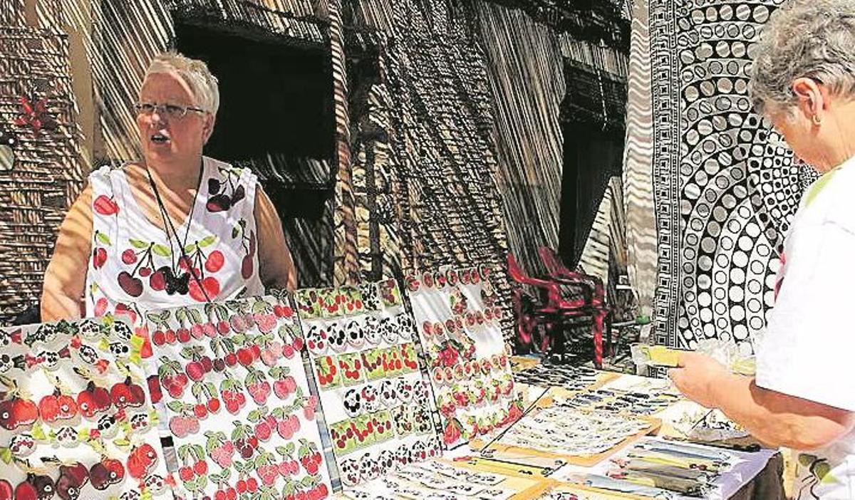 Además del alimento, los estands ofrecen artículos de todo tipo.