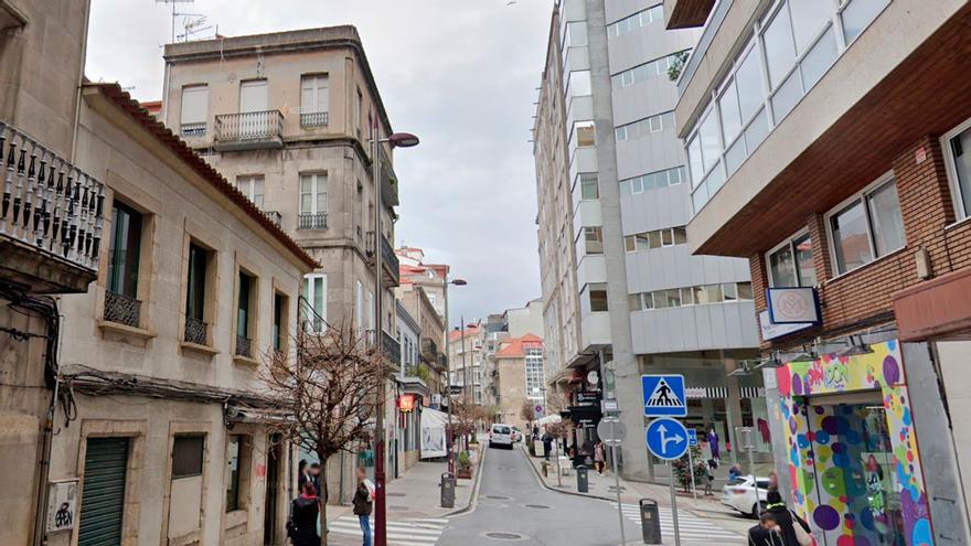 Conduce drogado por la acera y golpea a otro coche en Vigo