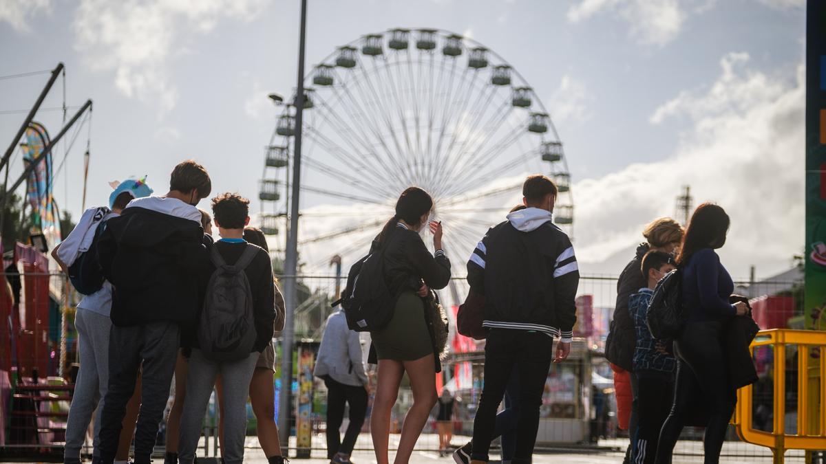 La feria de atracciones está instalada en los aparcamientos del recinto ferial y el Palmétum.