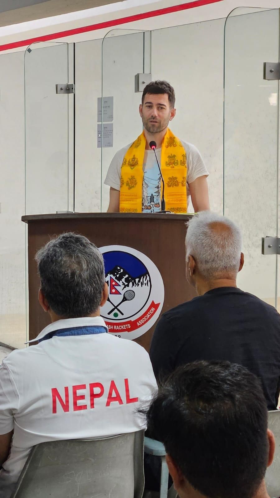 Borja Golán en Katmandú, donde está impartiendo clases de squash a jóvenes con pocos recursos de la mano de SOS Nepal