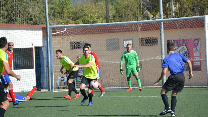 Jornet controla el balón en el duelo de la primera vuelta.