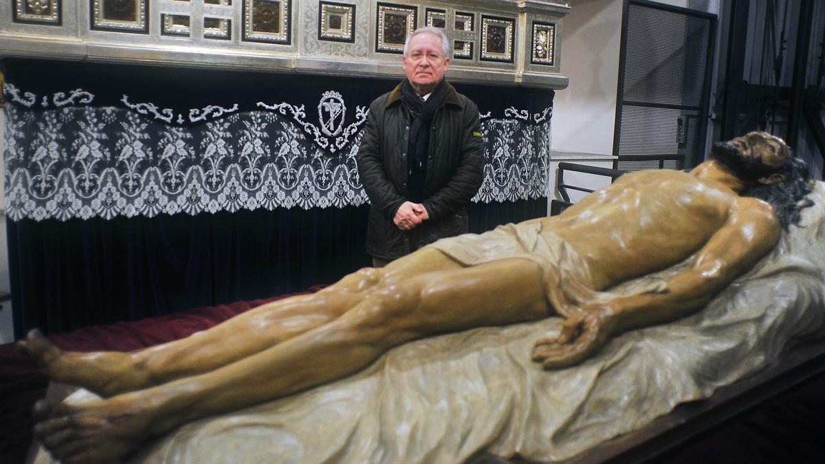 José Antonio Maciá junto a una de las imágenes de Cristo del Museo de la Semana Santa de Crevillent.