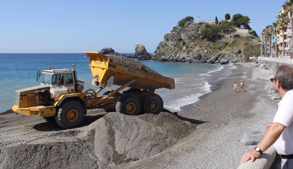 Reposición de arena en una playa andaluza