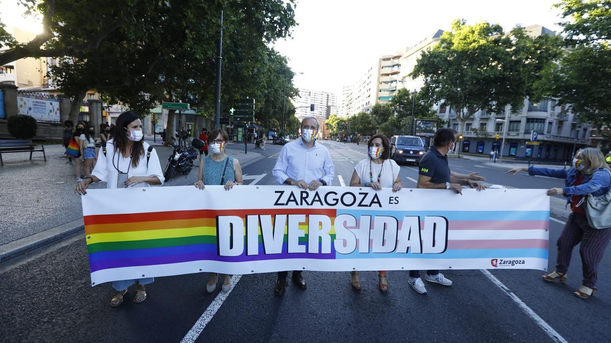 El alcalde de Zaragoza, Jorge Azcón, participa en la manifestación del Orgullo