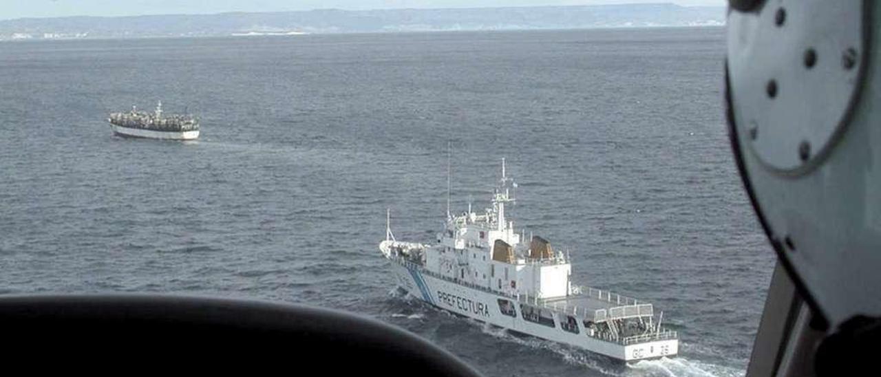 Persecución de un barco chino por parte de la Prefectura argentina. // Prefectura