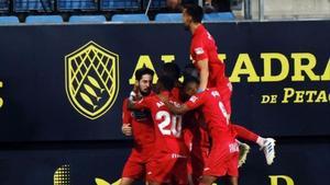 Los jugadores del Fuenlabrada celebran un gol. 