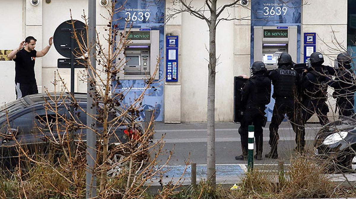 Un home armat té dos ostatges en una oficina de Correus a la localitat de Colombes.