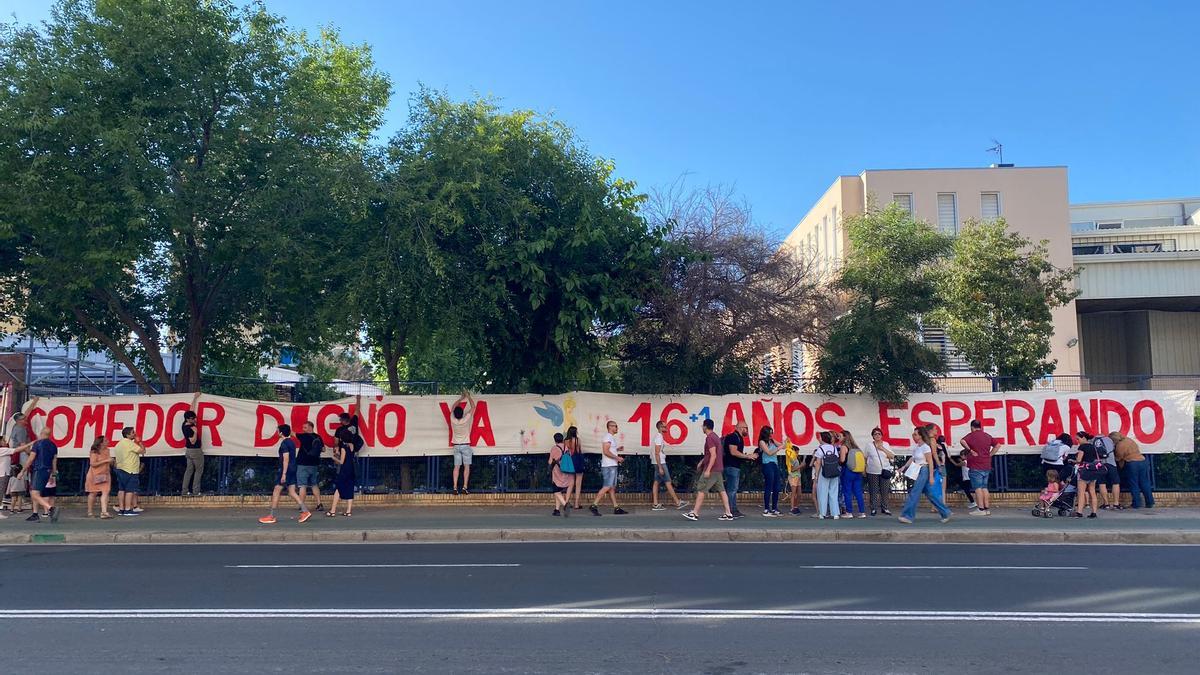 Familias del del CEIP Valdés Leal se manifiestan a las puertas del centro reclamando la construcción del comedor escolar